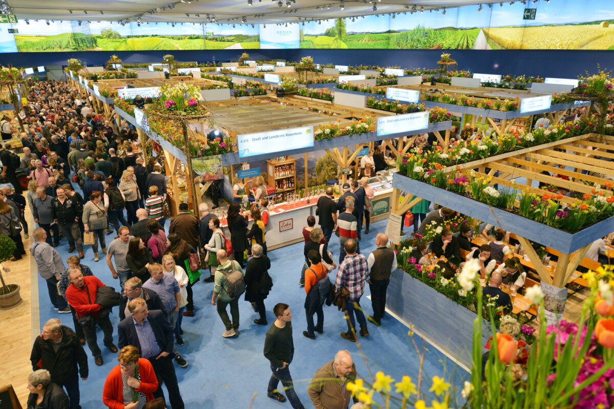 Messehalle auf der Grünen Woche mit vielen Besuchern an den Ständen