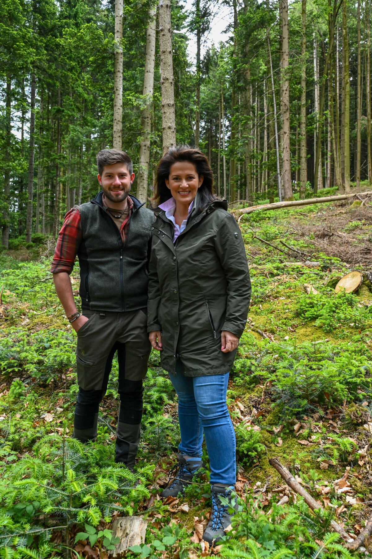 Das Foto zeigt Forstministerin Michaela Kaniber gemeinsam mit Martin Kroiß in einer jungen Naturverjüngung aus Tanne.