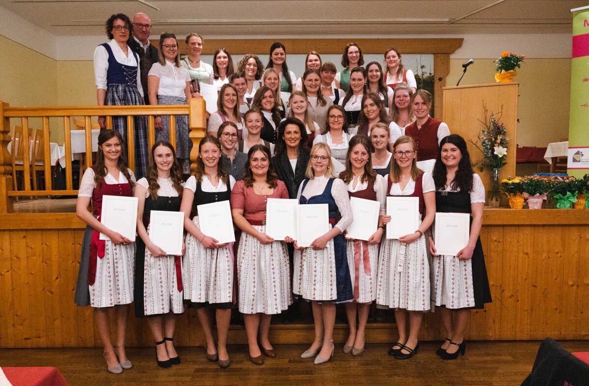 Gruppenfoto der Ministerin mit den Absolventinnen