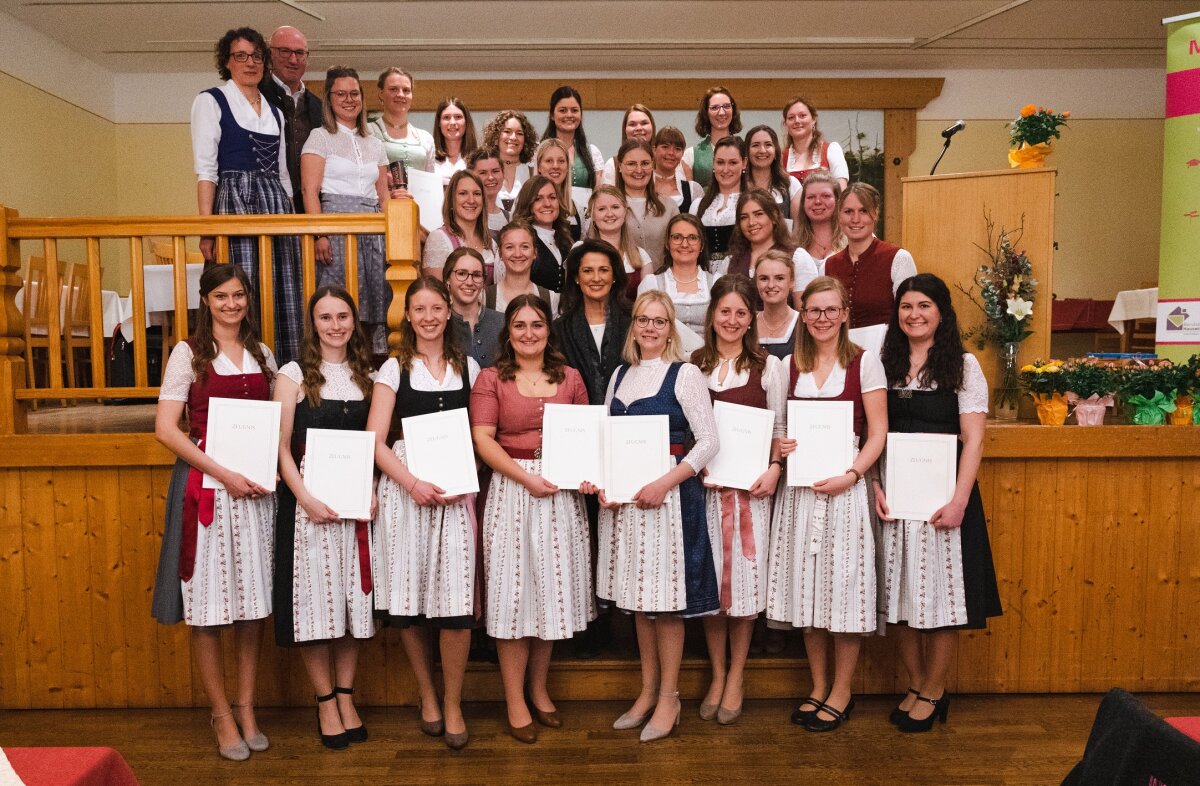 Gruppenfoto der Ministerin mit den Absolventinnen 