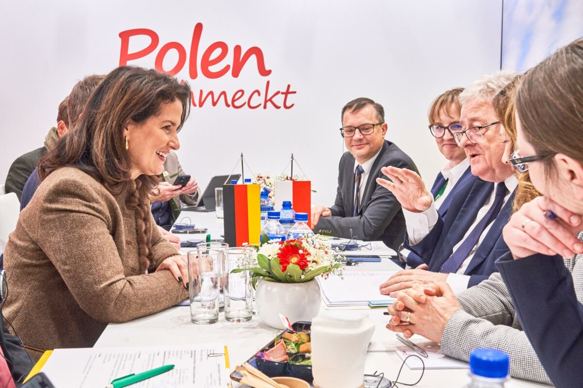 Der polnischen Agrarminister Czesław Siekierski (sitzend zweiter von rechts) und die bayerische Landwirtschaftsministerin Michaela Kaniber im Gespräch am Rande der Grünen Woche in Berlin.
