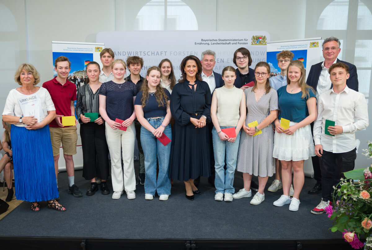 Gruppenfoto mit den Preisträgerinnen und Preisträgern des diesjährigen Bayerischen Jugendpreises, Vertretern des Vereins Initiative Werterhalt und Weitergabe e. V. und Staatsministerin Michaela Kaniber. 