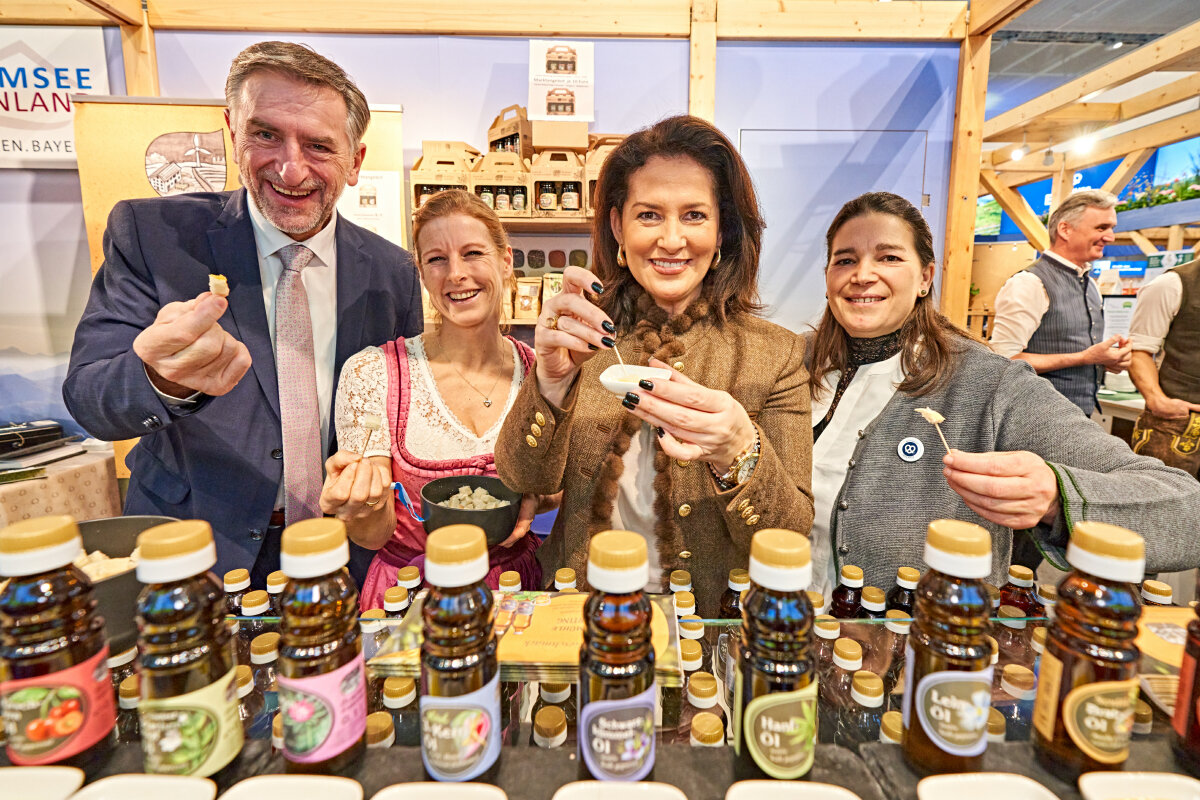 Staatsministerin Michaela Kaniber gemeinsam mit (v.l.n.r.) BBV-Präsident Günther Felßner, Irmi Lamprecht und Tine Dettenbeck von der Ölmühle Garting.