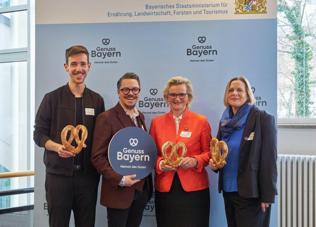 (v.l.n.r.) Daniel Anthes, Sustainability Ninja, Wolfgang Wagner,Bayern Tourismus Marketing GmbH;  Angela Inselkammer Vizepräsidentin der Dehoga Bundesverbandes, sowie Christine Röger, Leiterin Kompetenzzentrum für Ernährung im Rahmen der GenussKonferenz in Bamberg.