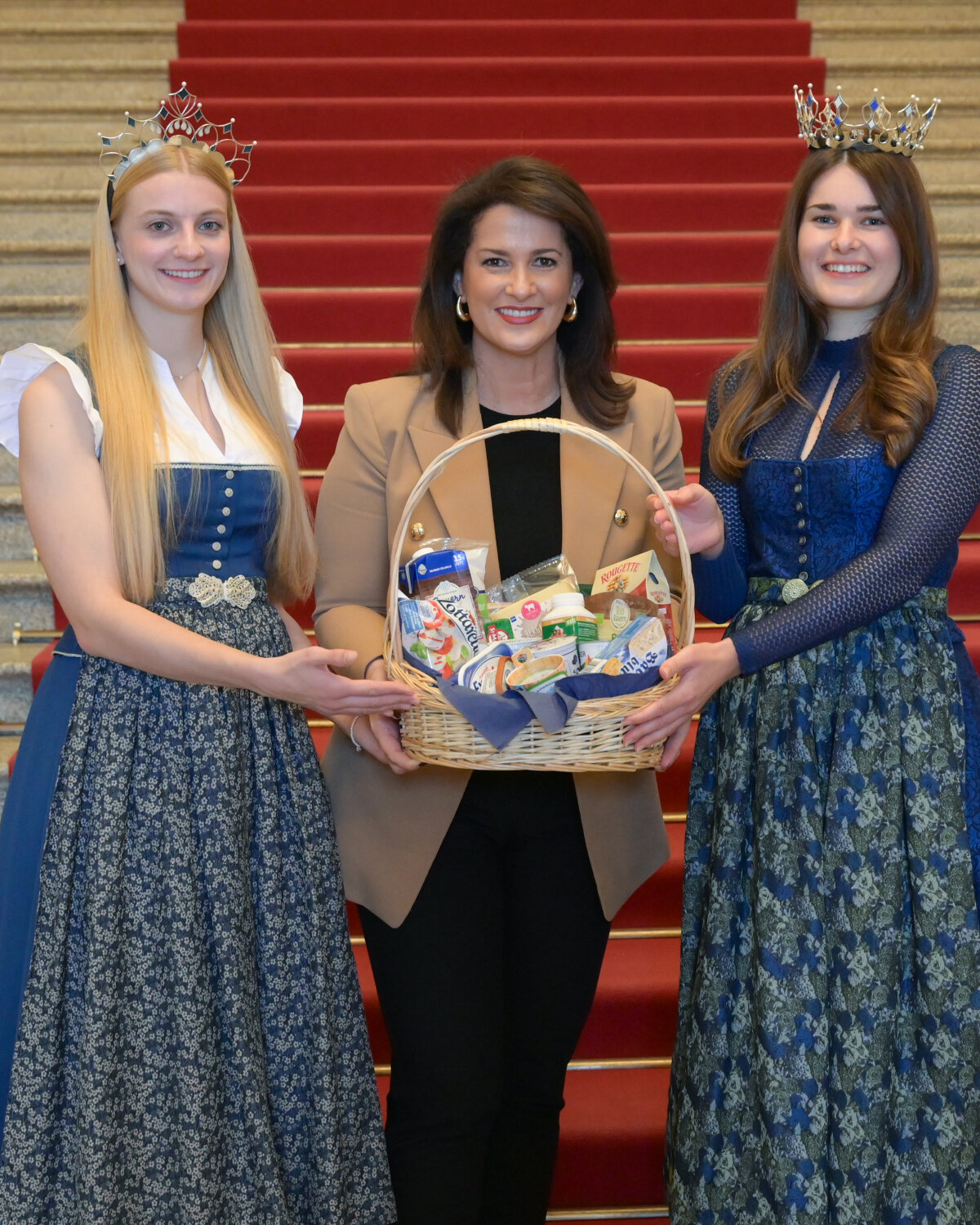 Staatsministerin Michaela Kaniber gemeinsam mit der bayerischen Milchprinzessin Verena Wagner (links) und der bayerischen Milchkönigin Elisabeth Heimerl (rechts) im Bayerischen Landtag in München.