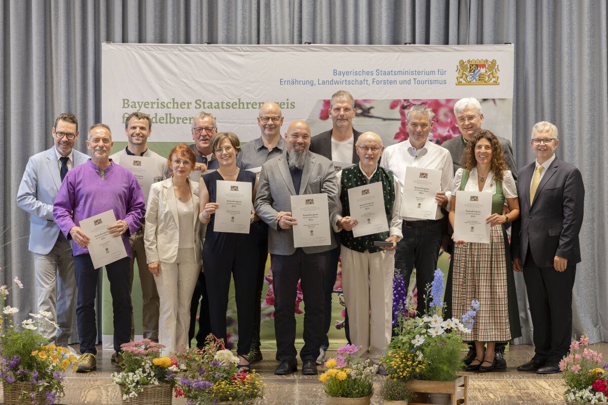 Amtschef Hubert Bittlmayer (ganz außen rechts) gemeinsam mit Mathias Krönert (LWG, 2. Reihe, 1. v. li.) und Andrea Bätz (GF BayernBrand GbR, 1. Reihe, 2. v. li.) sowie allen Preisträgerinnen und Preisträgern.