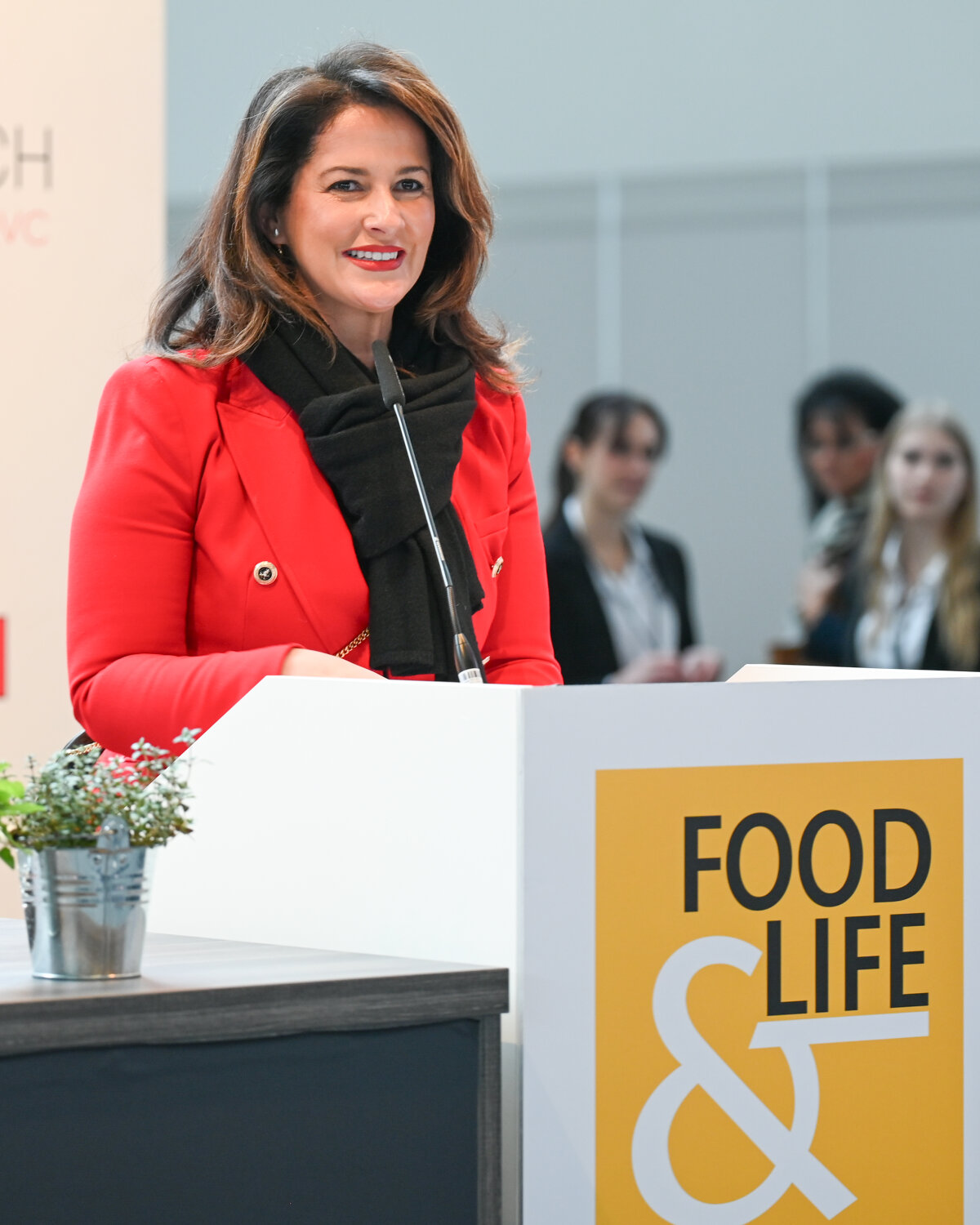 Staatsministerin Michaela Kaniber am Rednerpult der Messe Food&Life