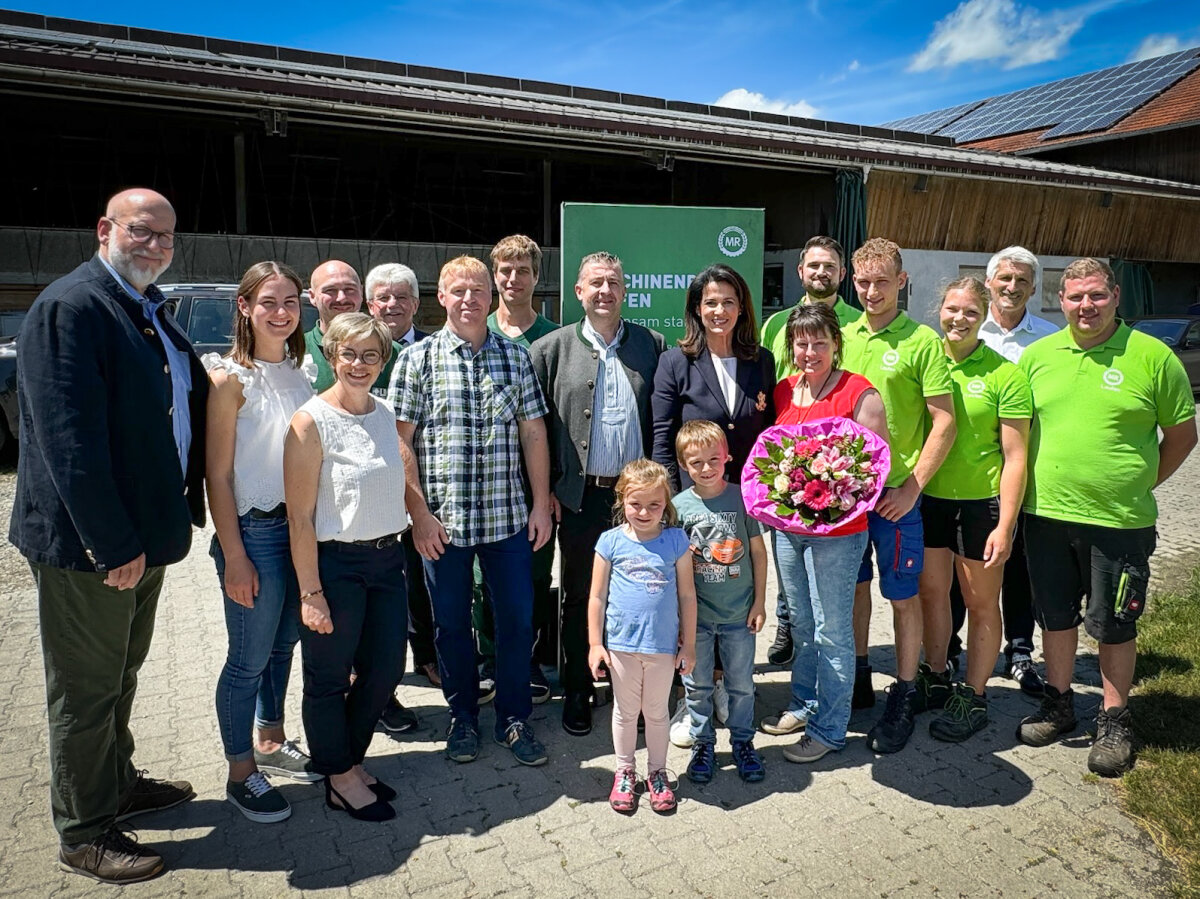 Staatsministerin Michaela Kaniber mit allen Beteiligten der sozialen Dorf- und Betriebshilfe.