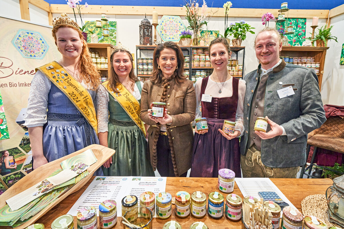 Staatsministerin Michaela Kaniber zusammen mit (v.l.n.r.) Anja Bürzer (Bayerische Honigprinzessin), Elena Eberl (Bayerische Honigkönigin), Verena Trax (Inhaberin), Jonas Trax (Inhaber) am Stand der Imkerei Trax auf der grünen Woche