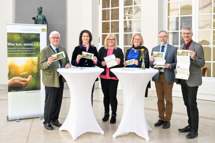 (v.l.) Martin Empl, Stellvertreter im Vorstand der Sozialversicherung für Landwirtschaft, Forsten und Gartenbau; Ministerin Michaela Kaniber; Christine Reitelshöfer, Stellvertreterin der Landesbäuerin; Dr. Anja Hensel-Lieberth, Landwirtschaftsministerium; Pfarrer Walter Engeler, Landwirtschaftliche Familienberatung Evang.-Luth. Kirche in Bayern; Gerhard Brandmaier, Landwirtschaftsministerium