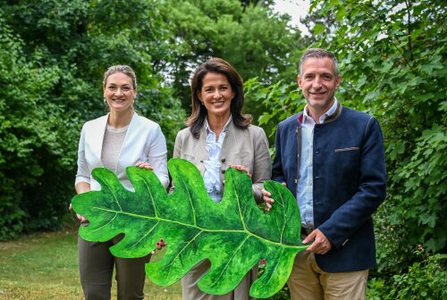 Forstministerin Michaela Kaniber gemeinsam mit (v. l.) Gesundheitsministerin Judith Gerlach und Landtagsabgeordnetem Thorsten Schwab beim offiziellen Startschuss im Garten der Forstschule Lohr a. Main.