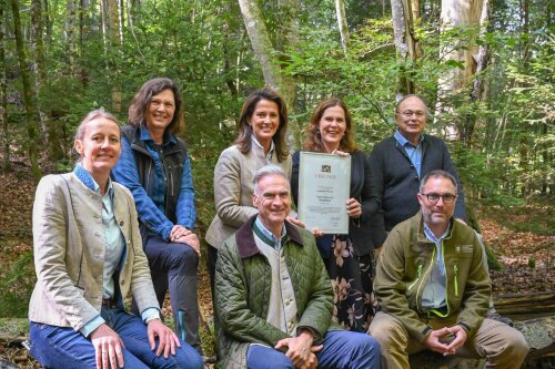 Forstministerin Michaela Kaniber zusammen mit (v. l.): Dr. Ruth Dirsch (Vizepräsidentin der LWF), Landtagspräsidentin Ilse Aigner, MdL, Olaf von Löwis of Menar (Landrat Lkr. Miesbach), Verena Dietl (3. Bürgermeisterin der Stadt München), Hans Kornprobst (Arbeitskreissprecher Wald BUND Naturschutz) und Jan Linder (Leiter Stadtforstverwaltung München). 