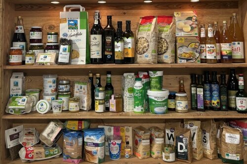 Das Foto zeigt Produkte mit dem Bayerischen Biosiegel. 