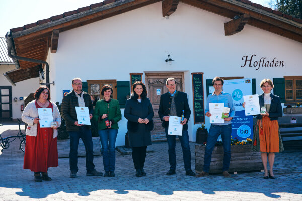 v.l.: Gerlinde Wagner, Thomas Girg, Marta Girg, StMin Michaela Kaniber, Rupert Schmid, Felix Schmidling, Barbara Scheitz