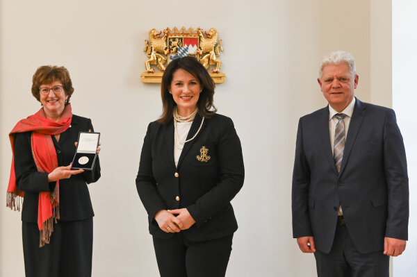 Landwirtschaftsministerin Michaela Kaniber mit der scheidenden Präsidentin Ingeborg Bauer und Ihrem Nachfolger Werner Eberl.