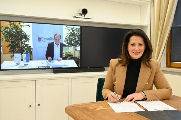 Ministerin Michaela Kaniber und Landrat Johannes Rauch beim unterzeichnen des Vertrages.