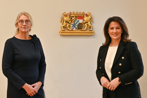 Ministerin Michaela Kaniber mit Vorständin Marion Zinkeler (links)