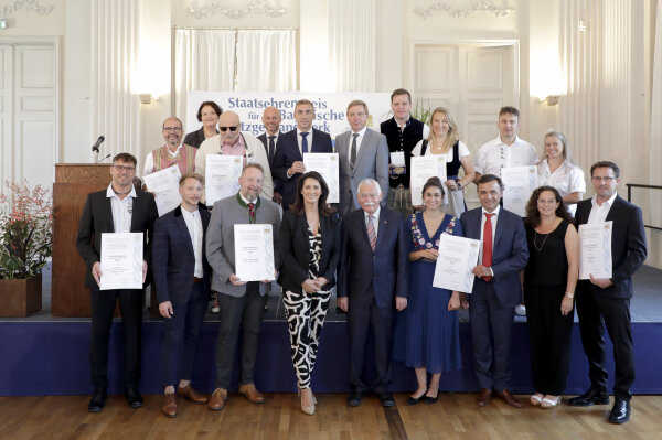 Ernährungsministerin Kaniber mit den Preisträgern (Foto: Giulia Iannicelli/StMELF)