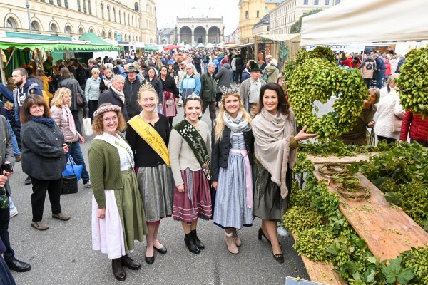 Landwirtschaftsministerin Michaela Kaniber (r.) auf der Bauernmarktmeile in der Münchner Ludwigstraße mit der (v.l) Bio-Königin Annalena Brams, Bayerische Honigkönigin Victoria Seeburger, Bayerische Kartofelkönigin Michelle Hofer und der Bayerischen Milchkönigin Veronika Gschossmann.