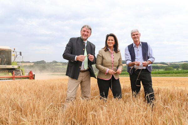 BBV-Vizepräsident Günther Felßner, Landwirtschaftsministerin Michaela Kaniber und BBV-Bezirkspräsidenten Oberfranken („Getreidepräsident“) Hermann Greif