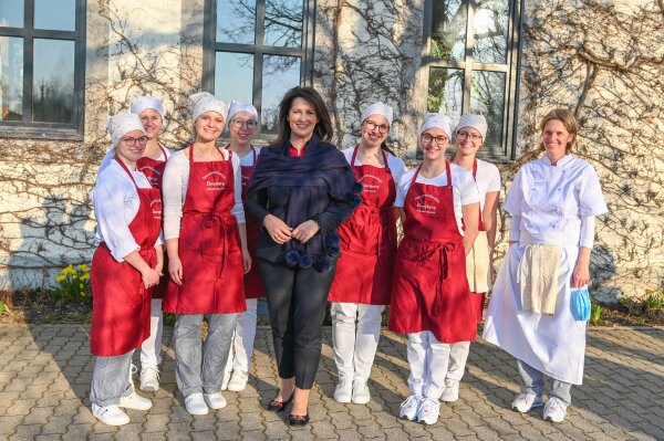 Ministerin Michaela Kaniber mit Schülerinnen bei ihrem Besuch in der Hauswirtschaftsschule Ebersberg