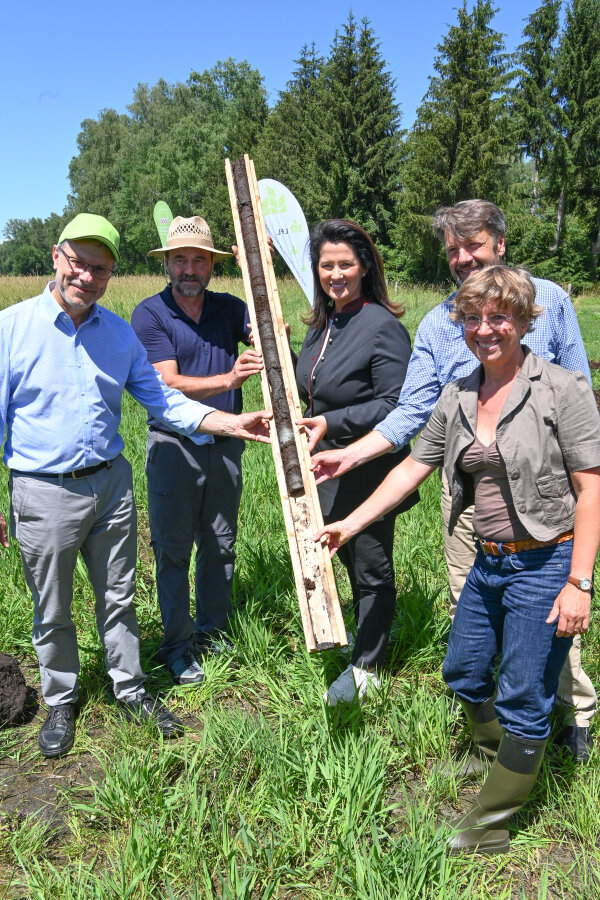 v. l.: Herr Anton Dippold, Geschäftsführer BaySG, Herr Prof. Dr. Matthias Drösler (Projektverantwortlicher an der HSWT), Ministerin Michaela Kaniber, Herr Stefan Sedlmayer (Präsident der LfL) sowie Frau Dr. Annette Freibauer (LfL)