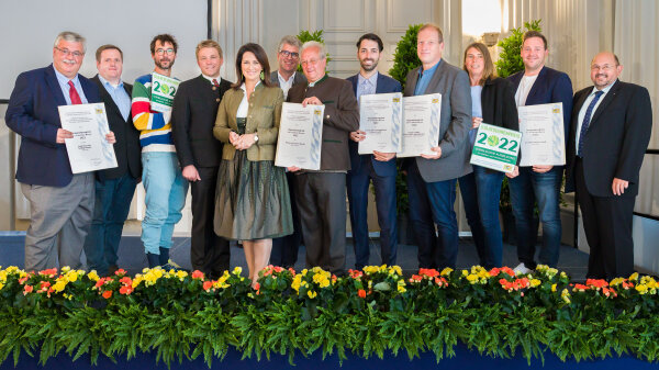 Gruppenbild mit den Preisträgern und der Agrarministerin Michaela Kaniber
