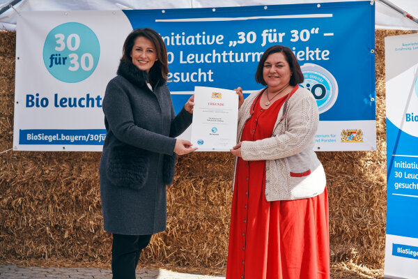 Michaela Kaniber mit Gerlinde Wagner (Biohennen AG)