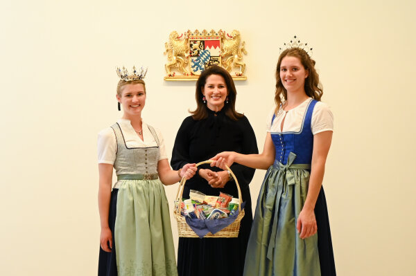 Ministerin Michaela Kaniber (M.) mit Milchkönigin Veronika Gschoßmann und Milchprinzessin Philomena Mögele (r.). 