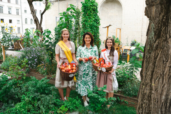 Die Ministerin Michaela Kaniber (Mitte) mit der frisch gekrönten Bodensee-Apfelkönigin, Jasmin Eichenhofer (links) und der fränkischen Apfelkönigin Marion Gold (rechts). 