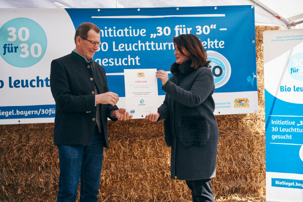 Rupert Schmid (Bayola Erzeugergemeinschaft GmbH) mit Michaela Kaniber