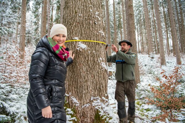 Ministerin Kaniber mit einem Förster bei der Aufnahme zur vierten Bundeswaldinventur. 