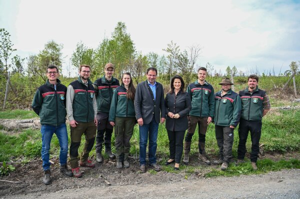 Mehr Personal für den Frankenwald: Forstministerin Michaela Kaniber und MdL Martin Schöffel zusammen mit den sieben neu eingestellten Försterinnen und Förstern.