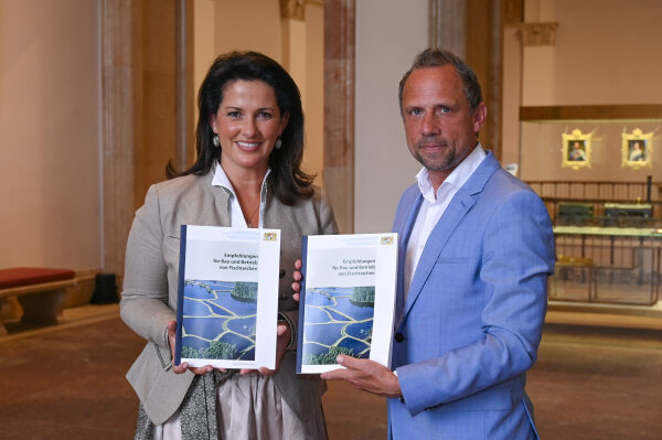 Ministerin Michaela Kaniber und Umweltminister Thorsten Glauber mit der neuen Fassung der Teichbauempfehlung.