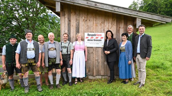 Landwirtschaftsministerin Michaela Kaniber mit den Gastgebern Vertretern des Salzburger Bauernbundes, BBV Oberbayern, Almwirtschaftlicher Verein Oberbayern, Bezirksalmbauern, BaySF, AELF Traunstein und Vertretern der Kommunalpolitik