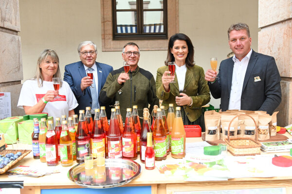 (v.l.) Sabine Rumsauer, Landrat Helmut Weiß, Ernst Grefig, Ministerin Michaela Kaniber, Bürgermeister Matthias Schwarz