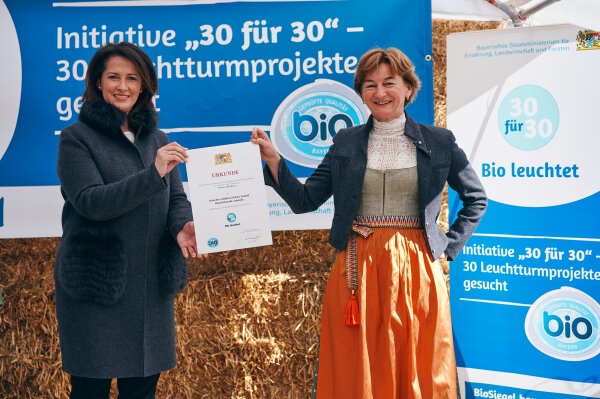 Michaela Kaniber mit Barbara Scheitz (Andechser Molkerei Scheitz GmbH)