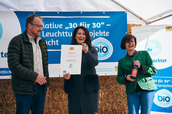 v.l.: Thomas Girg (Münchner Girgbräu GmbH), Michaela Kaniber und Marta Girg