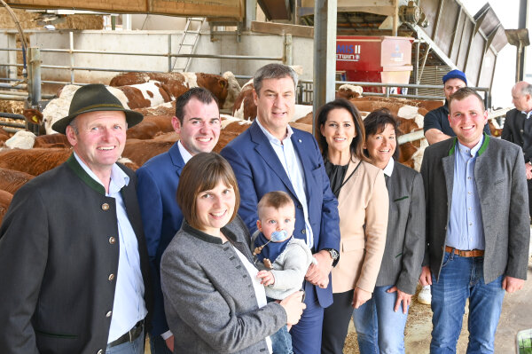 Ministerpräsident Dr. Markus Söder (M.) und Agrarministerin Michaela Kaniber (3.v.r.) im Betrieb der Familie Lampl