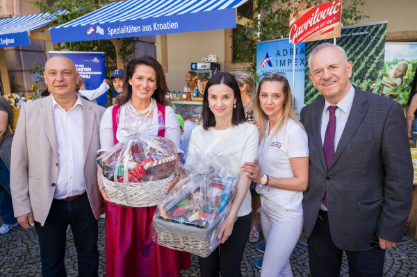 v.l.: Jadranko Arapovic (Aussteller kroatische Spezialtäten), Michaela Kaniber, Marija Vučković (kroatische Landwirtschaftsministerin), Andelka Arapovic (Ausstellerin kroatische Spezialitäten) sowie Vladimir Duvnjak (Generalkonsul der Republik Kroatien). 