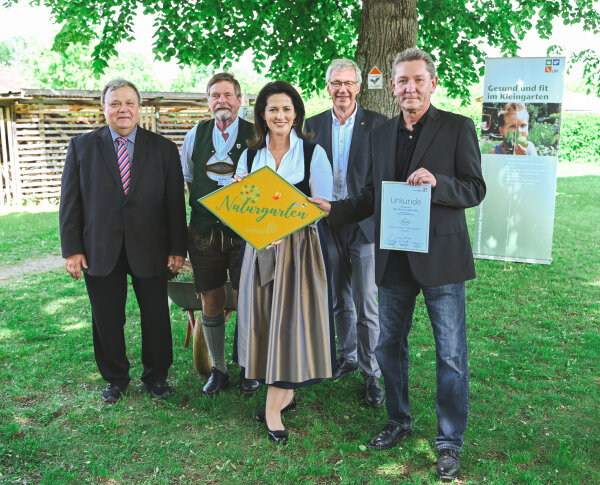 Ministerin Michaela Kaniber (Mitte) bei der Verleihung der Goldplakette „Bayern blüht-Naturgarten“. Mit auf dem Foto sind (v.l) Norbert Wolff, Vorsitzender des Landesverband Bayerischer Kleingärtner e.V., Wolfram Vaitl, Präsident Bayerischer Landesverband für Gartenbau und Landespflege, Herrmann Berchtenbreiter, Präsident der Landesvereinigung Gartenbau Bayern und Jörg Schnöring, Vorsitzender des Kleingartenvereins NW 18.  