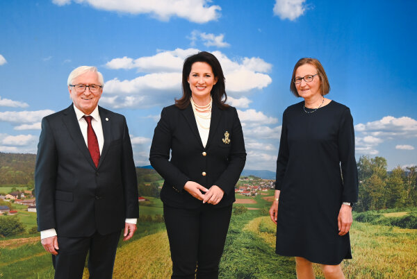 Ministerin Michaela Kaniber (M.) mit Walter Christl und Elisabeth Pröll.