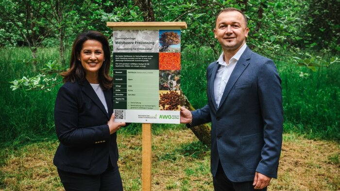 Staatsministerin Michaela Kaniber mit Dr. Muhidin Seho, Leiter Sachgebiet 3 am bayerischen Amt für Waldgenetik.