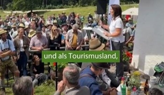 Landwirtschaftsministerin Kaniber hält eine Rede vor einer großen Menschengruppe