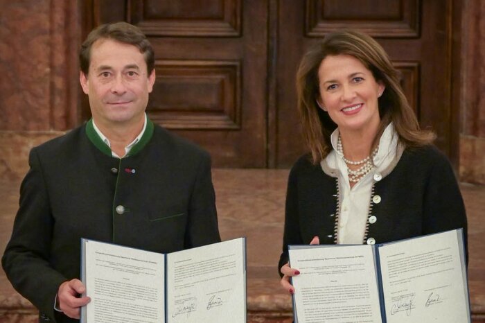 Josef Ziegler (1. Vors. Schulverein & Ehrenpräsident Bay. Waldbesitzerverband) mit Ministerin Michaela Kaniber