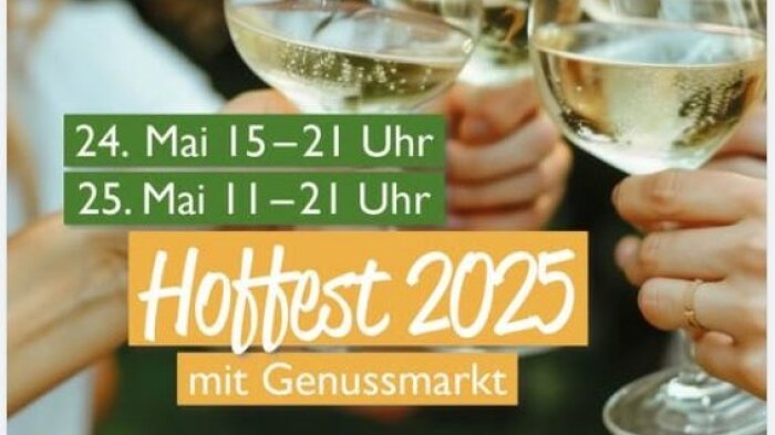Hände mit Weingläsern dazu der Terminhinweis Hoffest 2025 mit Genussmarkt, 24. Mai 15 - 21 Uhr, 25. Mai 11 - 21 Uhr