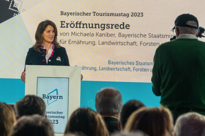 Tourismusministerin Michaela Kaniber bei der Eröffnung des Bayerischen Tourismustags 2023 