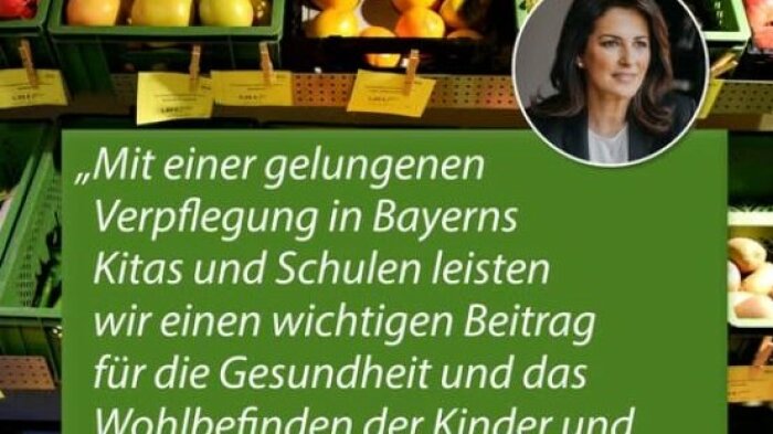 Obstkisten darüber das Zitat von Ministerin Kaniber: Mit einer gelungenen Verpflegung in Bayerns Kitas und Schulen leisten wir einen wichtigen Beitrag für die Gesundheit und das Wohlbefinden der Kinder und Jugendlichen in Bayern.