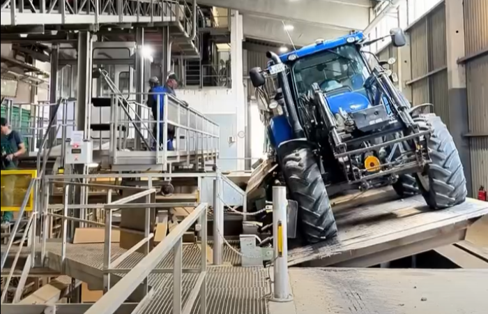 Traktor lädt Kartoffeln ab.