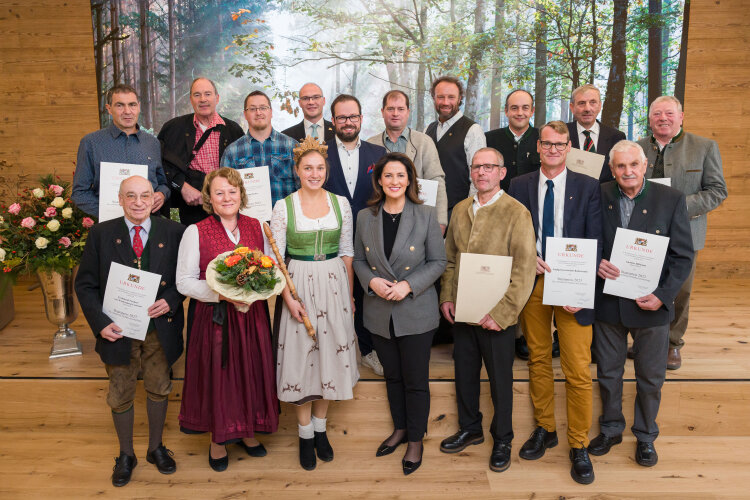 Staatsministerin Michaela Kaniber mit den Preisträgern des Staatspreises für vorbildliche Waldbewirtschaftung und Waldkönigin Antonia Hegele.